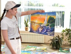 Юные художники Волгодонска подарили медикам и пациентам больниц почти 200 рисунков 